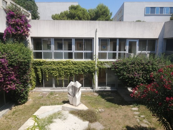 Amo&egrave;s AMO de la r&eacute;novation &eacute;nerg&eacute;tique et la sur&eacute;l&eacute;vation du b&acirc;timent T du campus Valrose &agrave; Nice ! 
